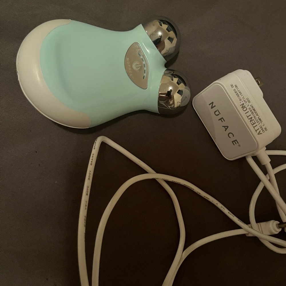 NuFace Microcurrent Facial Toning Device in Mint and White